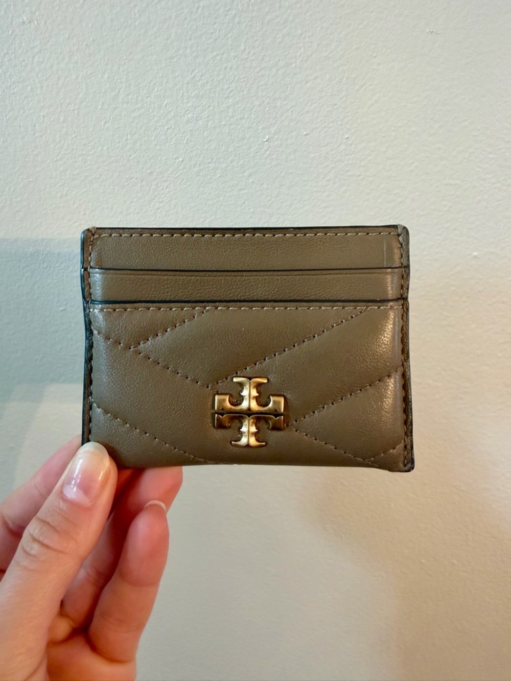 Tory Burch Kira Chevron Quilted Card Case in Taupe with Gold Logo